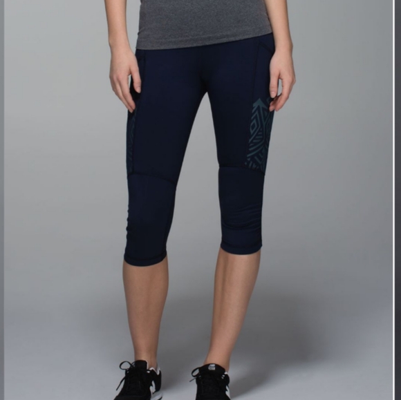 Lululemon Stash It Crop inkwell, Excellent Like new condition, Size 4 - Picture 3 of 8